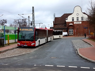 Der Bahnhof in Wrist ist wichtiger Verknüpfungspunkt für den regulären öffentlichen Nahverkehr auf Schiene und Straße. Foto: Dr. Holger Jansen/Agentur Landmobil